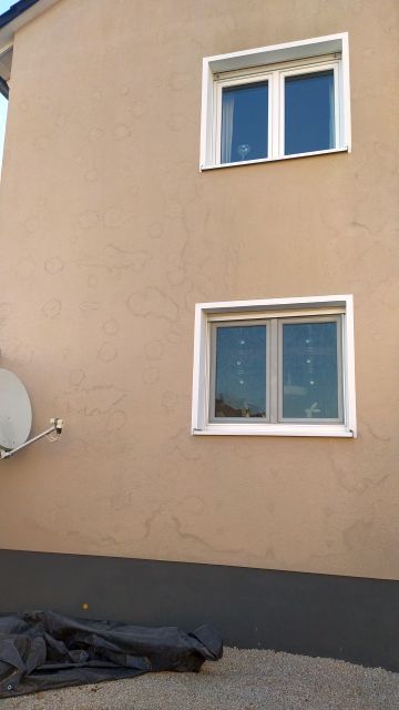 Bild zum BAU-Forumsbeitrag: wölkchenartigen Flecken auf der gedämmten Hauswand (Wetterseite nordwest) im Forum Außenwände und Fassaden