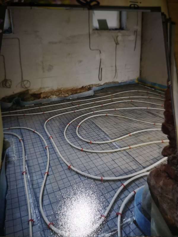 Bild zum BAU-Forumsbeitrag: Wurde die abgebildete Fußbodenheizung fachrecht eingebaut? im Forum Fußbodenheizungen / Wandheizungen