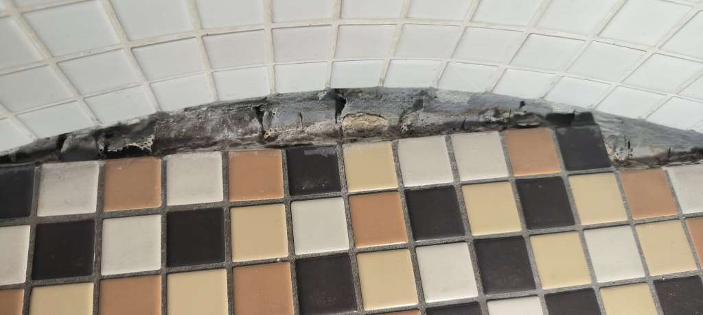 BAU.DE / BAU-Forum: 1. Bild zu Frage "Abdichtung Mosaikfliesen Schneckendusche reparieren" im BAU-Forum "Sanitär, Bad, Dusche, WC" BAU.DE / BAU-Forum: 1. Bild zu Frage "Abdichtung Mosaikfliesen Schneckendusche reparieren" im BAU-Forum "Sanitär, Bad, Dusche, WC"