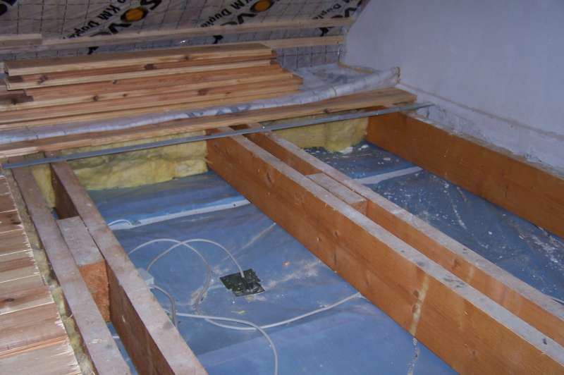 BAU.DE / BAU-Forum: 1. Bild zu Frage "Öffnung in Holzbalkendecke für Treppe zum Dachboden herstellen  -  Sparren entfernen" im BAU-Forum "Treppen, Rampen, Leitern"