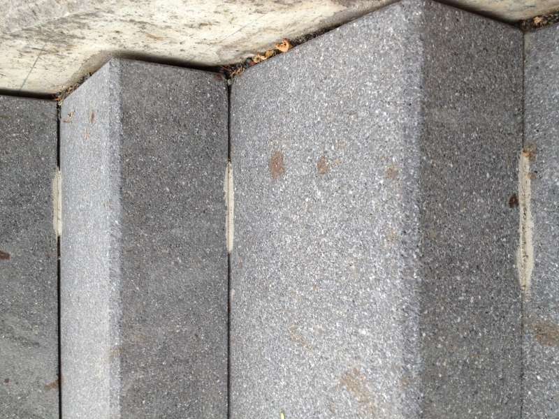 Bild zum BAU-Forumsbeitrag: Außen-Treppe mit Schlitzen! Welcher Zweck steckt dahinter? im Forum Treppen, Rampen, Leitern
