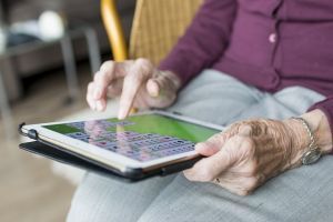 Die Zukunft des Seniorenwohnens: Wie Technologie die Lebensqualität steigert - Sabine van Erp auf Pixabay