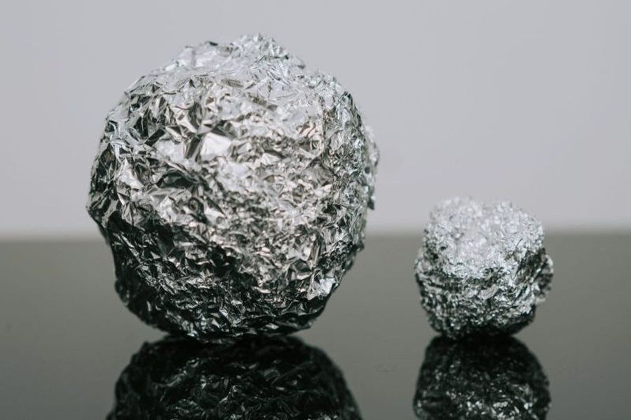 Die Eigenschaften des Aluminiums, wie Festigkeit, Bearbeitbarkeit und Widerstandsfähigkeit gegen Korrosion, variieren je nach Legierung