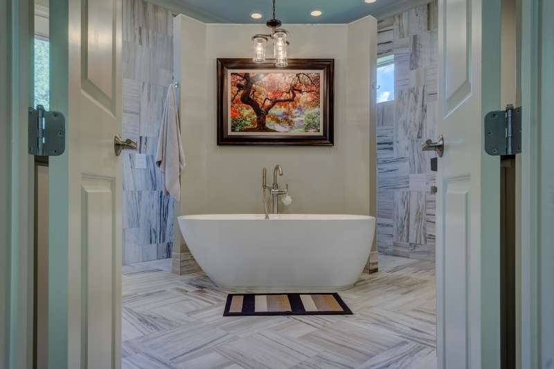 Bild: Moderne Eleganz - Dieses Badezimmer strahlt zeitlose Eleganz aus und ist ein Meisterwerk des modernen Designs, das Funktionalität und Stil miteinander verbindet