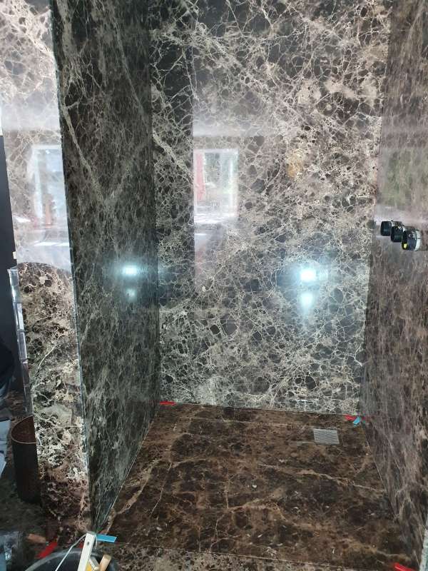 Bild: Elegante, barrierefreie Dusche mit Steinfliesen