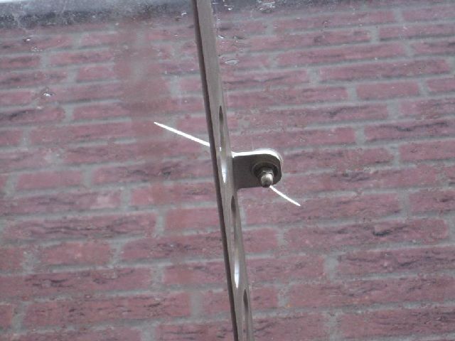 BAU.DE / BAU-Forum: 1. Bild zu Antwort "Detailfoto: Riss im Glasvordach an der Bohrung" auf die Frage "Glasvordach Riss an Bohrung: Gew&auml;hrleistung Bautr&auml;ger? Ursache, Kosten, Fristen?" im BAU-Forum "Au&szlig;enw&auml;nde und Fassaden"