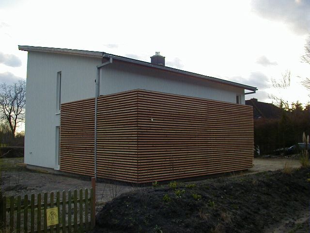 BAU.DE / BAU-Forum: 1. Bild zu Antwort "Bitumen-Anstrich: Diffusionsoffenheit bei L&auml;rche Schalung beachten!" auf die Frage "Fassadenfolie Alternative: Schwarze Ebene f&uuml;r L&auml;rche Schalung &ndash; Kosten & Optik?" im BAU-Forum "Au&szlig;enw&auml;nde und Fassaden"