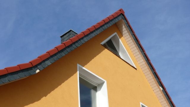 BAU.DE / BAU-Forum: 1. Bild zu Antwort "Schiefer-Reparatur: Worauf bei Traufe und Ortgang achten?" auf die Frage "Schieferplatten brechen nach Verkleidung: Ursachen, Risiken & L&ouml;sungen?" im BAU-Forum "Au&szlig;enw&auml;nde und Fassaden"