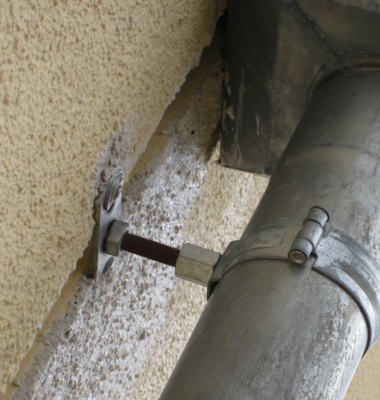 BAU.DE / BAU-Forum: 2. Bild zu Frage "WDVS Putzschaden durch Fallrohrbefestigung: Ursachen, Reparatur & Kosten?" im BAU-Forum "Au&szlig;enw&auml;nde und Fassaden"