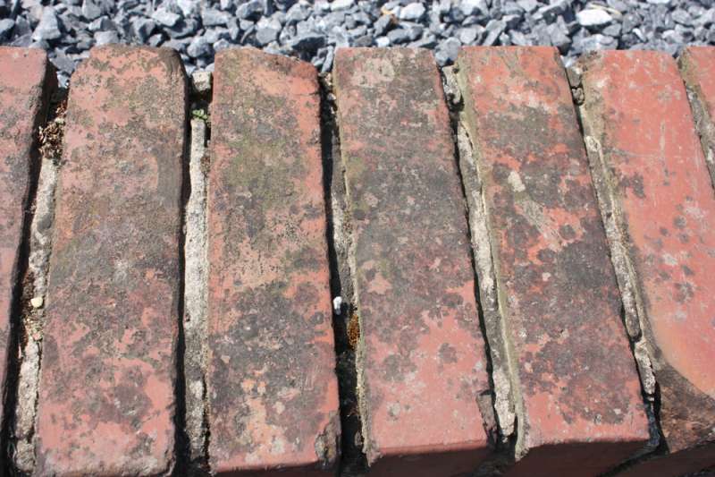 BAU.DE / BAU-Forum: 1. Bild zu Frage "Flecken auf Bachsteinmauer durch Moose und Flechten, Patina, wie wegbekommen?" im BAU-Forum "Außenwände und Fassaden"