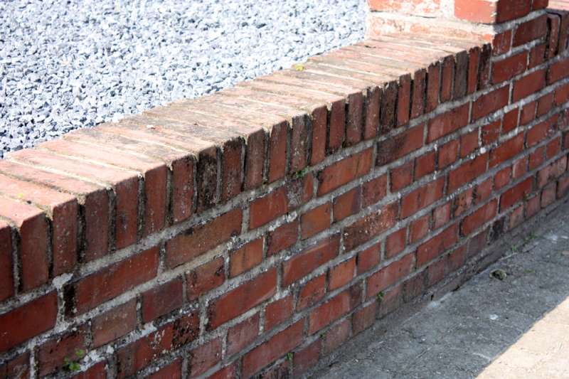 BAU.DE / BAU-Forum: 2. Bild zu Frage "Flecken auf Bachsteinmauer durch Moose und Flechten, Patina, wie wegbekommen?" im BAU-Forum "Außenwände und Fassaden"