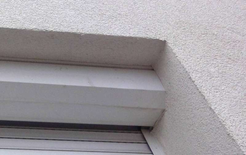 BAU.DE / BAU-Forum: 2. Bild zu Frage "Außenrollladenkästen mit Revisionsdeckel wurden seitlich zu geputzt" im BAU-Forum "Außenwände und Fassaden"