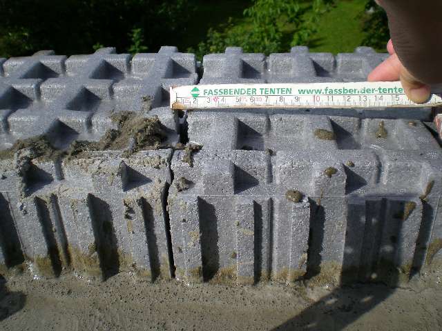 BAU.DE / BAU-Forum: 4. Bild zu Antwort "Isorast Risse: Einschätzung Bausachverständiger" auf die Frage "Isorast Risse in Betonwand: Ursachen, Risiken & Sanierungskosten?" im BAU-Forum "Außenwände und Fassaden" BAU.DE / BAU-Forum: 4. Bild zu Antwort "Isorast Risse: Einschätzung Bausachverständiger" auf die Frage "Isorast Risse in Betonwand: Ursachen, Risiken & Sanierungskosten?" im BAU-Forum "Außenwände und Fassaden"