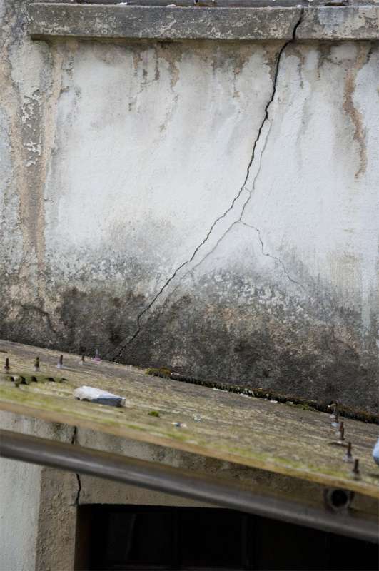 BAU.DE / BAU-Forum: 1. Bild zu Frage "Setzrisse am Nachbargeb&auml;ude: Einsturzgefahr? Ursachen, Risiken & Sofortma&szlig;nahmen" im BAU-Forum "Au&szlig;enw&auml;nde und Fassaden"