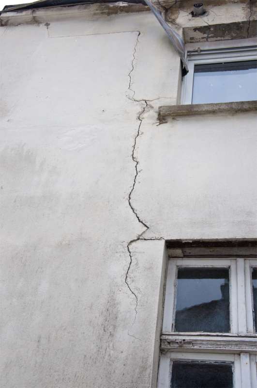 BAU.DE / BAU-Forum: 2. Bild zu Frage "Setzrisse am Nachbargeb&auml;ude: Einsturzgefahr? Ursachen, Risiken & Sofortma&szlig;nahmen" im BAU-Forum "Au&szlig;enw&auml;nde und Fassaden"