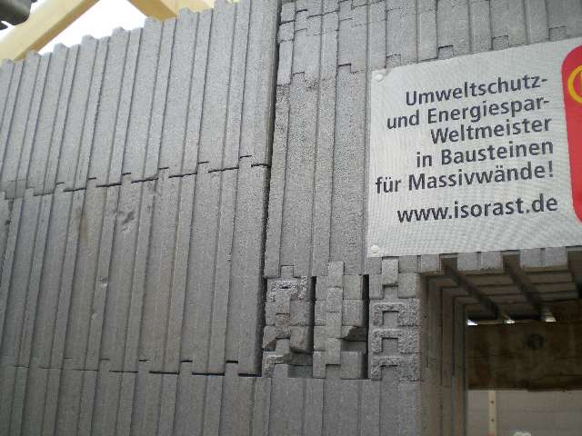 BAU.DE / BAU-Forum: 3. Bild zu Frage "Schalungssteine bef&uuml;llen & betonieren: Anleitung, Tipps & h&auml;ufige Fehler vermeiden?" im BAU-Forum "Au&szlig;enw&auml;nde und Fassaden"