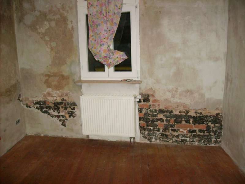 BAU.DE / BAU-Forum: 1. Bild zu Frage "Schwarzer Belag auf Ziegelwand: Ursachen, Gefahren & Sanierung bei Feuchtigkeit?" im BAU-Forum "Außenwände und Fassaden" BAU.DE / BAU-Forum: 1. Bild zu Frage "Schwarzer Belag auf Ziegelwand: Ursachen, Gefahren & Sanierung bei Feuchtigkeit?" im BAU-Forum "Außenwände und Fassaden"