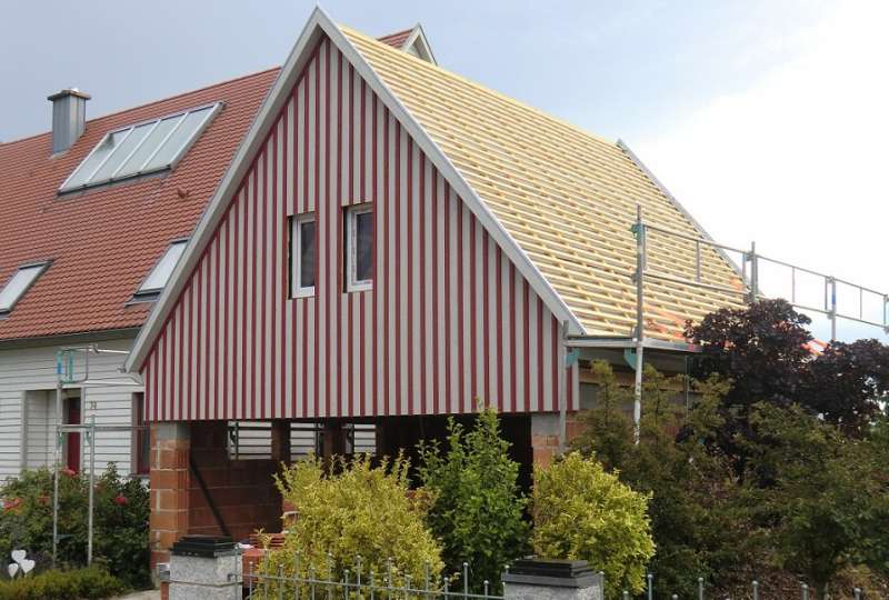BAU.DE / BAU-Forum: 2. Bild zu Antwort "von unserem Häuschen" auf die Frage "Holzfassade aus Lärche für farbigen Anstrich geeignet?" im BAU-Forum "Außenwände und Fassaden"