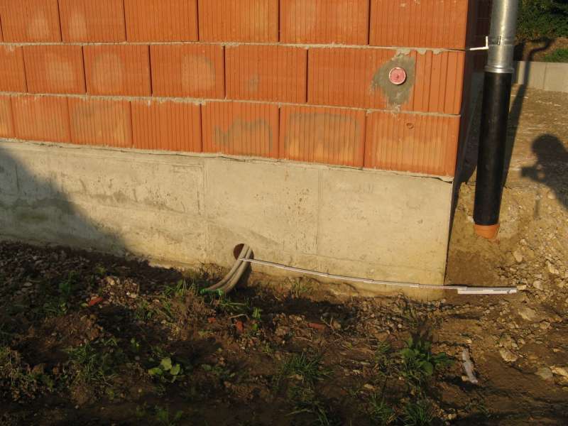 BAU.DE / BAU-Forum: 1. Bild zu Antwort "Außenwand Garage: Aufsteigende Nässe erkennbar am Innenputz" auf die Frage "Außenwand Garage: Aufsteigende Nässe erkennbar am Innenputz" im BAU-Forum "Außenwände und Fassaden"