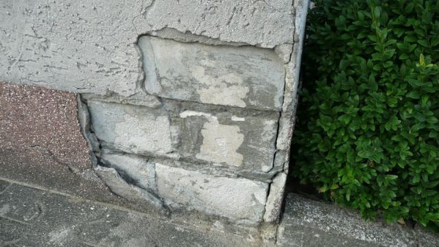 BAU.DE / BAU-Forum: 2. Bild zu Frage "Sockelputz l&ouml;st sich durch Pflaster: Ursachen, Sanierung & Nachbarrecht?" im BAU-Forum "Au&szlig;enw&auml;nde und Fassaden"