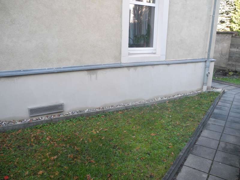 BAU.DE / BAU-Forum: 3. Bild zu Frage "feuchte Streifen am Sockelputz" im BAU-Forum "Außenwände und Fassaden"