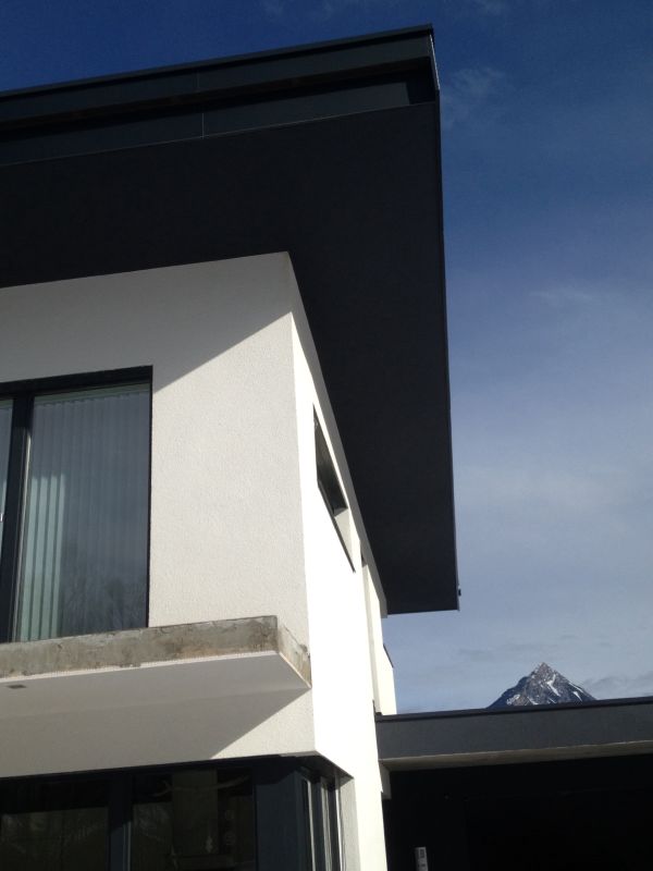 BAU.DE / BAU-Forum: 1. Bild zu Antwort "Hallo Uwe, Ich glaube nicht dass ..." auf die Frage "Brauner Wasserfleck zwischen Fassade und Dachuntersicht" im BAU-Forum "Außenwände und Fassaden"