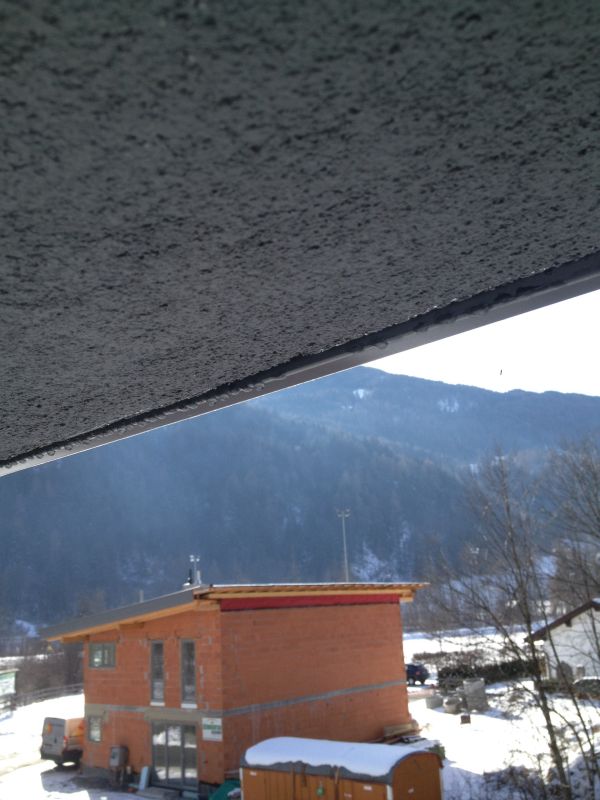 BAU.DE / BAU-Forum: 1. Bild zu Antwort "Bei dem Foto sieht man das ..." auf die Frage "Brauner Wasserfleck zwischen Fassade und Dachuntersicht" im BAU-Forum "Außenwände und Fassaden"