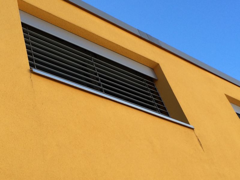 BAU.DE / BAU-Forum: 1. Bild zu Frage "Fassadenschaden: Risse an Fensterbänken & Blasen – Ursachen, Reparatur & Kosten?" im BAU-Forum "Außenwände und Fassaden" BAU.DE / BAU-Forum: 1. Bild zu Frage "Fassadenschaden: Risse an Fensterbänken & Blasen – Ursachen, Reparatur & Kosten?" im BAU-Forum "Außenwände und Fassaden"