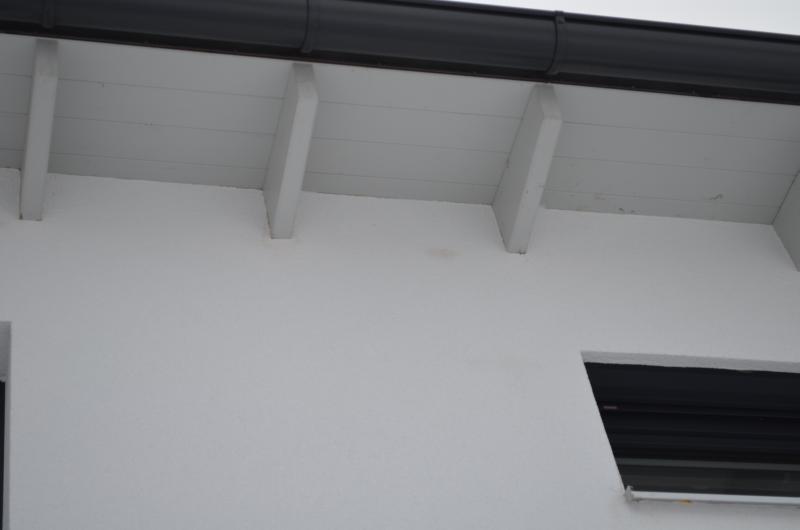 BAU.DE / BAU-Forum: 1. Bild zu Frage "Braune Flecken auf Fassade bei Sparren" im BAU-Forum "Außenwände und Fassaden"