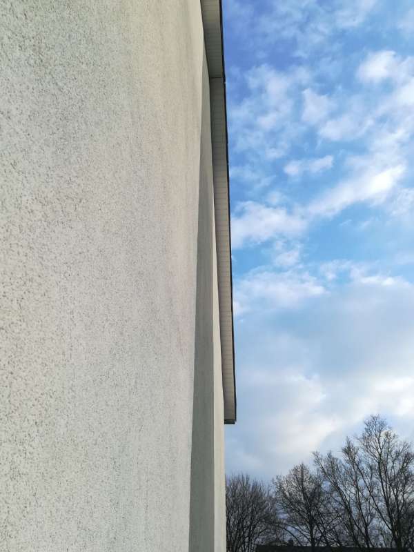 Bild zum BAU-Forumsbeitrag: Nasse Fassade, Rinnsal am Kellersockel, Putz zieht Wasser? im Forum Außenwände und Fassaden