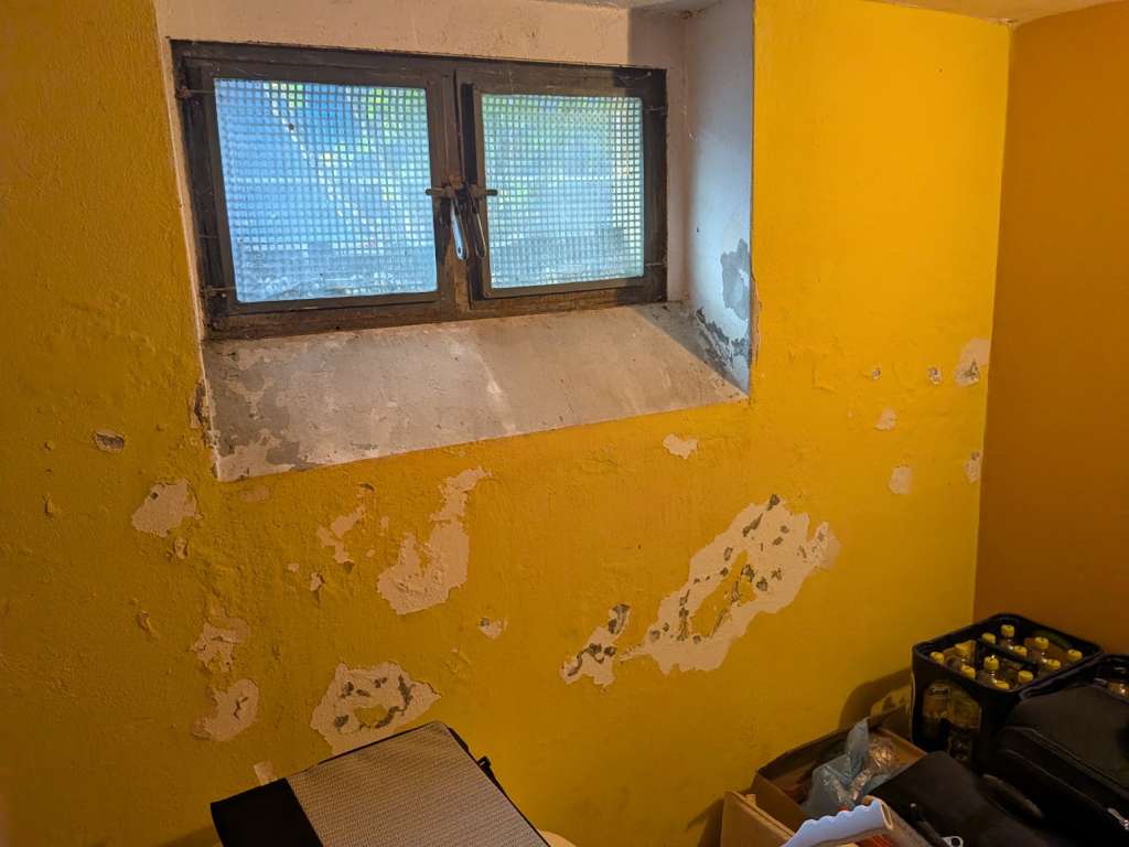 BAU.DE / BAU-Forum: 5. Bild zu Frage "Schimmel an Au&szlig;enwand-Ecke EG: Ursachen, Risiken & Sanierung bei Ziegelbau (Baujahr 1966)?" im BAU-Forum "Au&szlig;enw&auml;nde und Fassaden"