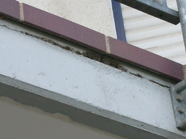 BAU.DE / BAU-Forum: 1. Bild zu Frage "Balkonsanierung: Estrich erneuern oder Risse verschlie&szlig;en? Kostenvergleich & Methoden" im BAU-Forum "Balkon und Terrasse"