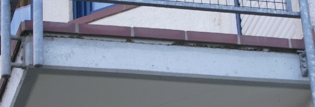 BAU.DE / BAU-Forum: 2. Bild zu Frage "Balkonsanierung: Estrich erneuern oder Risse verschlie&szlig;en? Kostenvergleich & Methoden" im BAU-Forum "Balkon und Terrasse"