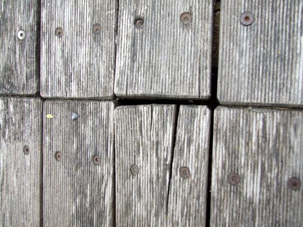 BAU.DE / BAU-Forum: 2. Bild zu Frage "Holzterrasse verzogen: Ursachen, Sanierung & Kosten f&uuml;r Robinienholz?" im BAU-Forum "Balkon und Terrasse"