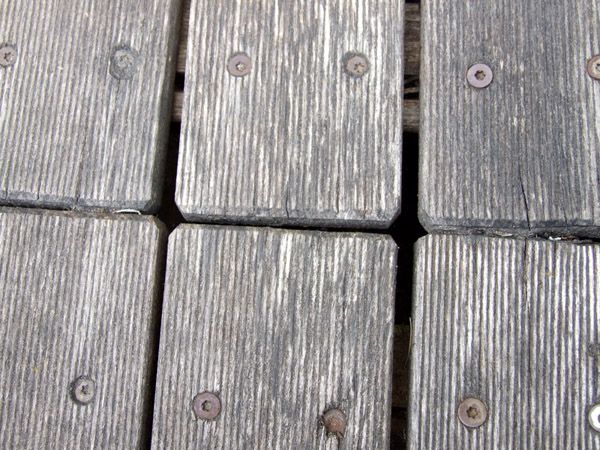 BAU.DE / BAU-Forum: 3. Bild zu Frage "Holzterrasse verzogen: Ursachen, Sanierung & Kosten f&uuml;r Robinienholz?" im BAU-Forum "Balkon und Terrasse"