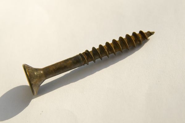 BAU.DE / BAU-Forum: 1. Bild zu Antwort "Holzterrasse: Gespaltene Unterkonstruktion durch falsche Schrauben" auf die Frage "Holzterrasse verzogen: Ursachen, Sanierung & Kosten f&uuml;r Robinienholz?" im BAU-Forum "Balkon und Terrasse"