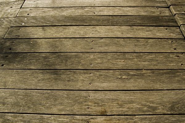 BAU.DE / BAU-Forum: 2. Bild zu Antwort "Holzterrasse: Gespaltene Unterkonstruktion durch falsche Schrauben" auf die Frage "Holzterrasse verzogen: Ursachen, Sanierung & Kosten f&uuml;r Robinienholz?" im BAU-Forum "Balkon und Terrasse"