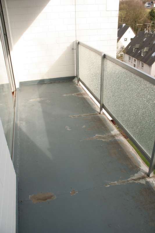 BAU.DE / BAU-Forum: 4. Bild zu Frage "Balkon sanieren: Risse abdichten mit Fl&uuml;ssigkunststoff, Fliesen oder Holz? Kosten & Dauer" im BAU-Forum "Balkon und Terrasse"