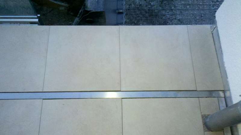 Bild zum BAU-Forumsbeitrag: Keramikplatten auf Balkon knirschend/wippend verlegt  -  ist das korrekt? im Forum Balkon und Terrasse