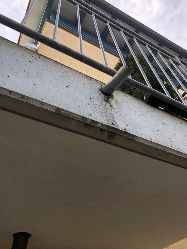 Bild zum BAU-Forumsbeitrag: Balkon von oben tropft ständig auf Terrasse (Wasserüberlaufrohre) im Forum Balkon und Terrasse