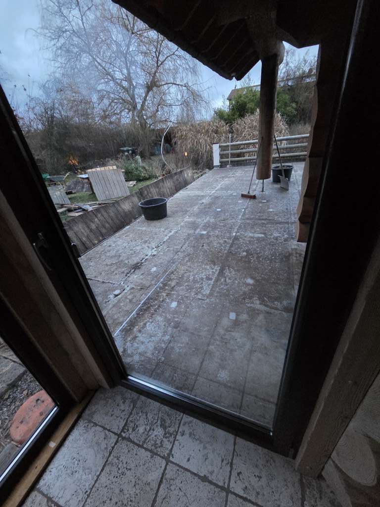 BAU.DE / BAU-Forum: 1. Bild zu Frage "Terrasse auf Garagendach: Leichter & pflegeleichter Aufbau bis 18 cm gesucht" im BAU-Forum "Balkon und Terrasse"