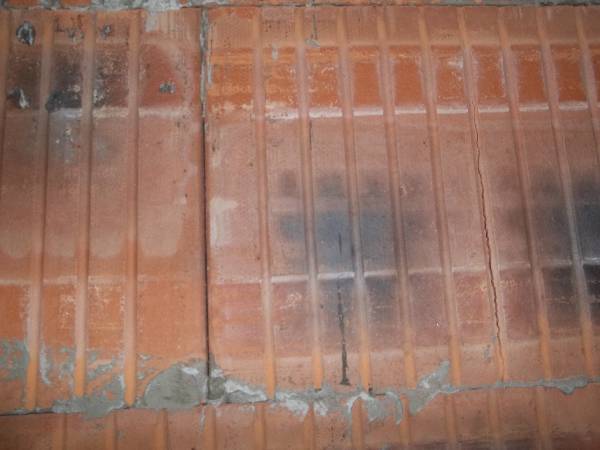 Bild zum BAU-Forumsbeitrag: Reihenhaus Ziegel Nachbarhauswand Risse und schwarze Flecken im Forum Baustoffe