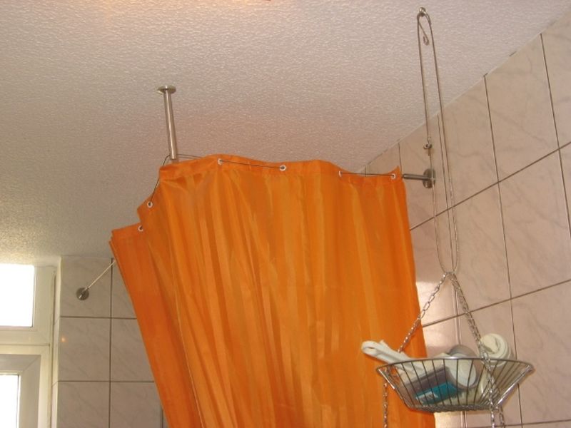 BAU.DE / BAU-Forum: 1. Bild zu Frage "Sauerkrautdecke: Badezimmer Duschvorhang Deckenaufhängung schief" im BAU-Forum "Baustoffe"