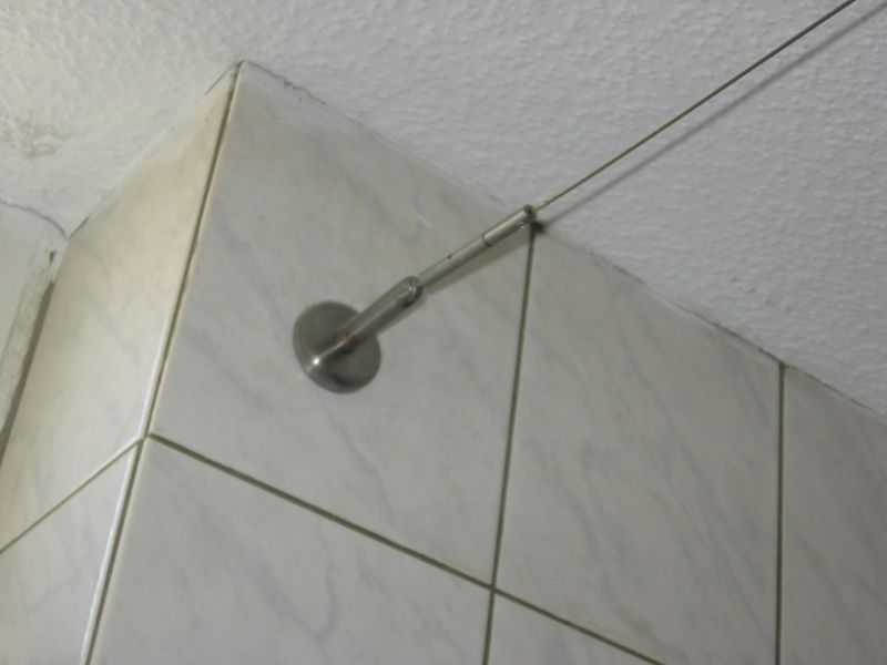 BAU.DE / BAU-Forum: 3. Bild zu Frage "Sauerkrautdecke: Badezimmer Duschvorhang Deckenaufhängung schief" im BAU-Forum "Baustoffe"