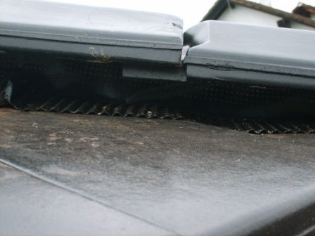 BAU.DE / BAU-Forum: 1. Bild zu Frage "Trockengrat-Montage: Ist der Abstand der Gratsteine zu den Ziegeln korrekt?" im BAU-Forum "Dach"