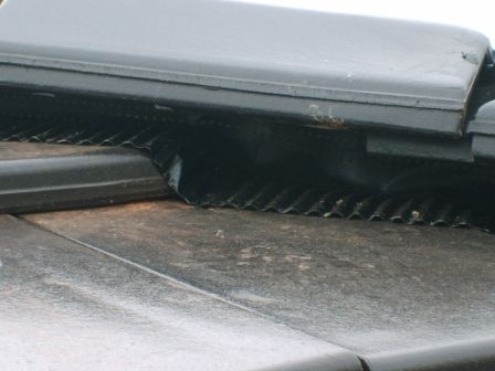 BAU.DE / BAU-Forum: 1. Bild zu Antwort "Gratlatte: Abstand 55mm &ndash; Wassereintritt durch L&uuml;ftungsl&ouml;cher?" auf die Frage "Trockengrat-Montage: Ist der Abstand der Gratsteine zu den Ziegeln korrekt?" im BAU-Forum "Dach"