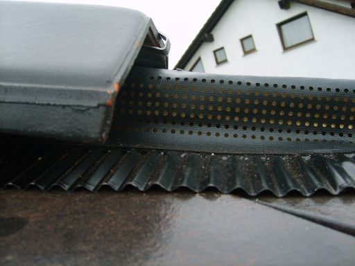 BAU.DE / BAU-Forum: 1. Bild zu Antwort "Gratrolle Vario Fol: Offene L&ouml;cher &ndash; Wassereintritt m&ouml;glich?" auf die Frage "Trockengrat-Montage: Ist der Abstand der Gratsteine zu den Ziegeln korrekt?" im BAU-Forum "Dach"
