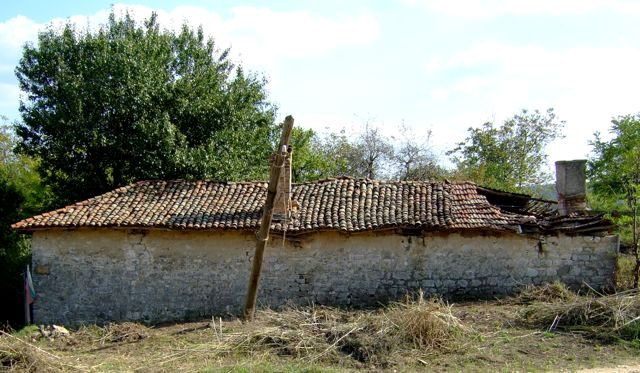BAU.DE / BAU-Forum: 1. Bild zu Frage "Dachneubau am Natursteinhaus: Dauer, Planung & Materialien f&uuml;r ein Satteldach?" im BAU-Forum "Dach"