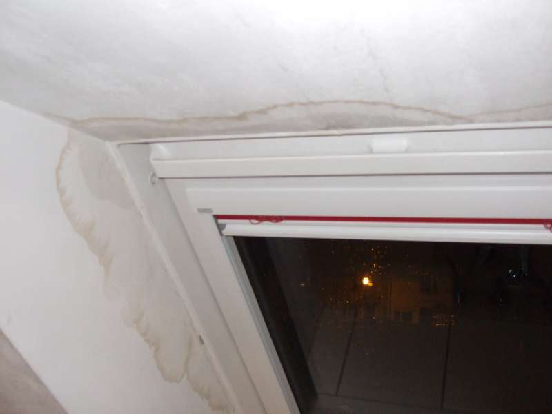 BAU.DE / BAU-Forum: 1. Bild zu Frage "Velux Dachfenster Wasserflecke an Gipskarton-Einfassung Winter" im BAU-Forum "Dach"