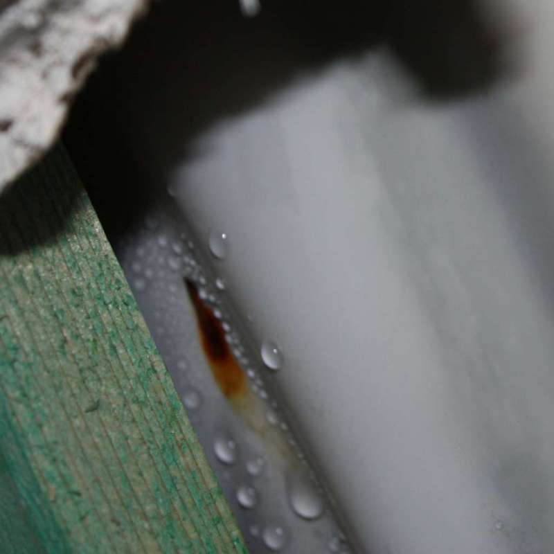 BAU.DE / BAU-Forum: 1. Bild zu Antwort "Neues Bild: Nasse Wand &ndash; kleinere Aufl&ouml;sung hochgeladen" auf die Frage "Nasse Wand unterm Dach: Ursachen, Folgen & Sofortma&szlig;nahmen gegen Feuchtigkeit?" im BAU-Forum "Dach"